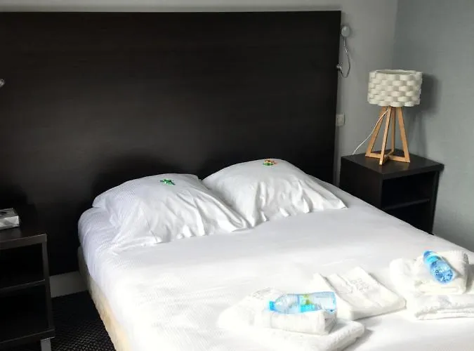 Logis Les Sables D'or Hotel 2*